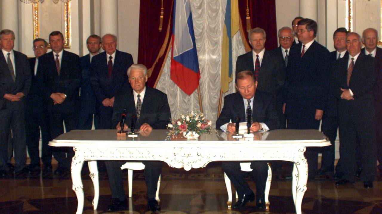 Подписано соглашение о сотрудничестве россии. Ельцин и Кучма 1997. Подписание соглашения о партнерстве и сотрудничестве.