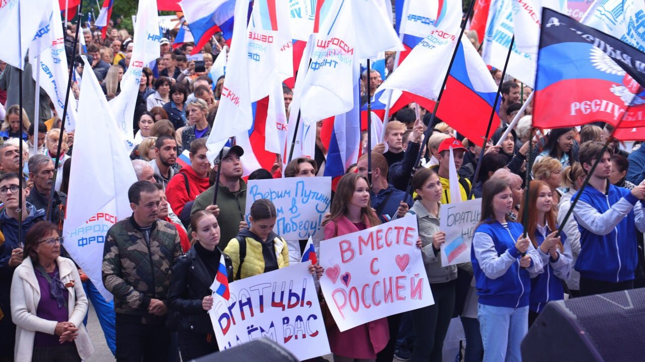 В Симферополе прошел митинг-концерт «Своих не бросаем»