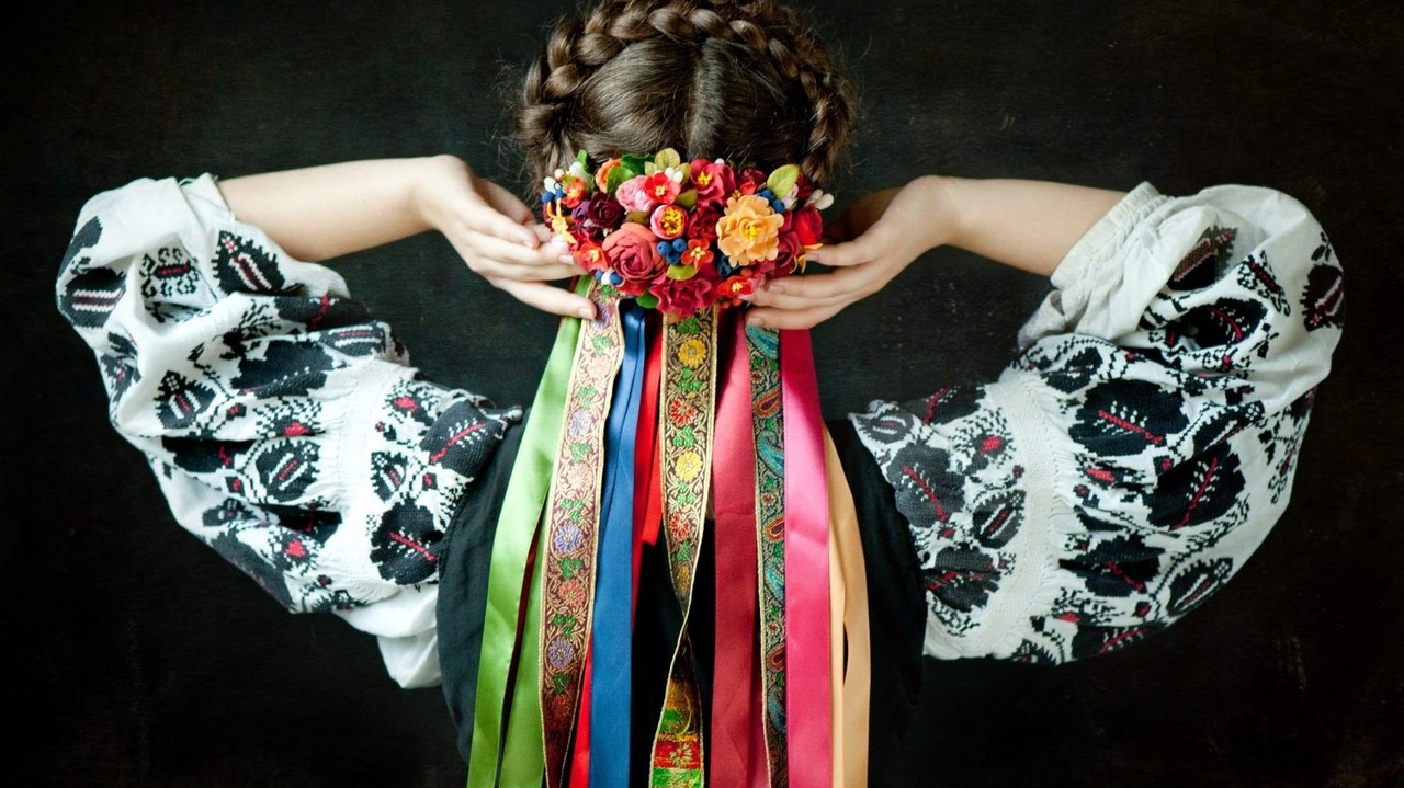Украинский национальный танцевальный костюм: рубаха, жилетка, юбка с рисунком и венок.