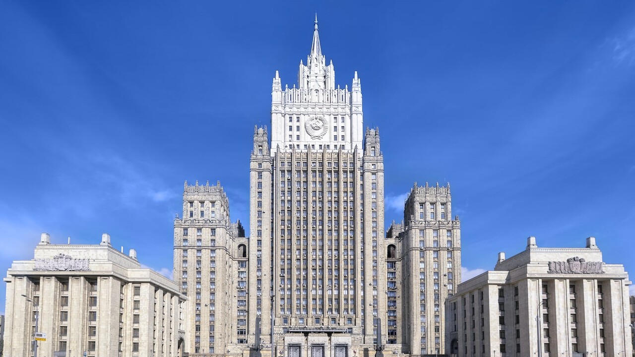 «Вогнетривка дипломатія»: російські дипломати святкують професійне свято
