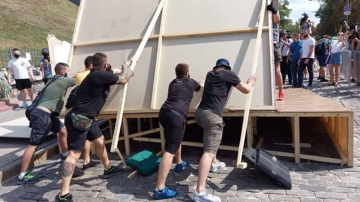 Новий український скандал - націоналісти воюють з автоматами з газованою водою