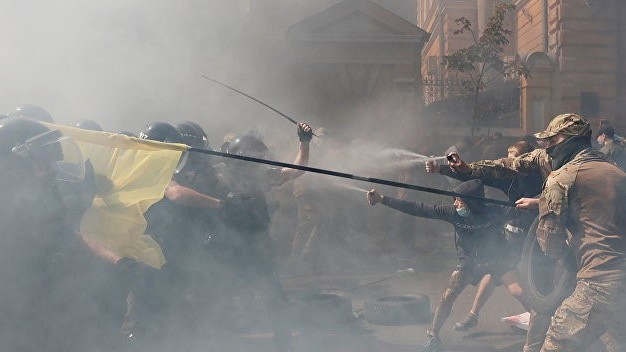 «Горящие выходные»: зачем «Нацкорпус» атаковал Офис президента Украины?