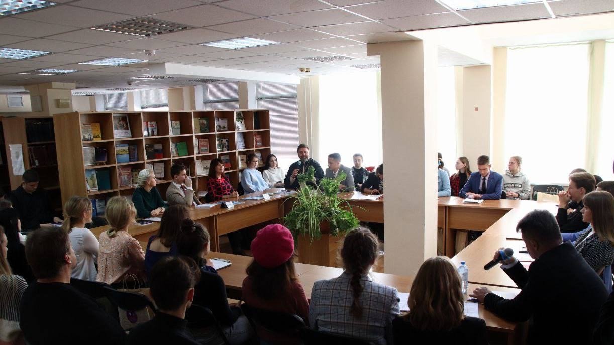 Напередодні Дня народної єдності в Криму пройшов Молодіжний круглий стіл «Єдність у злагоді»