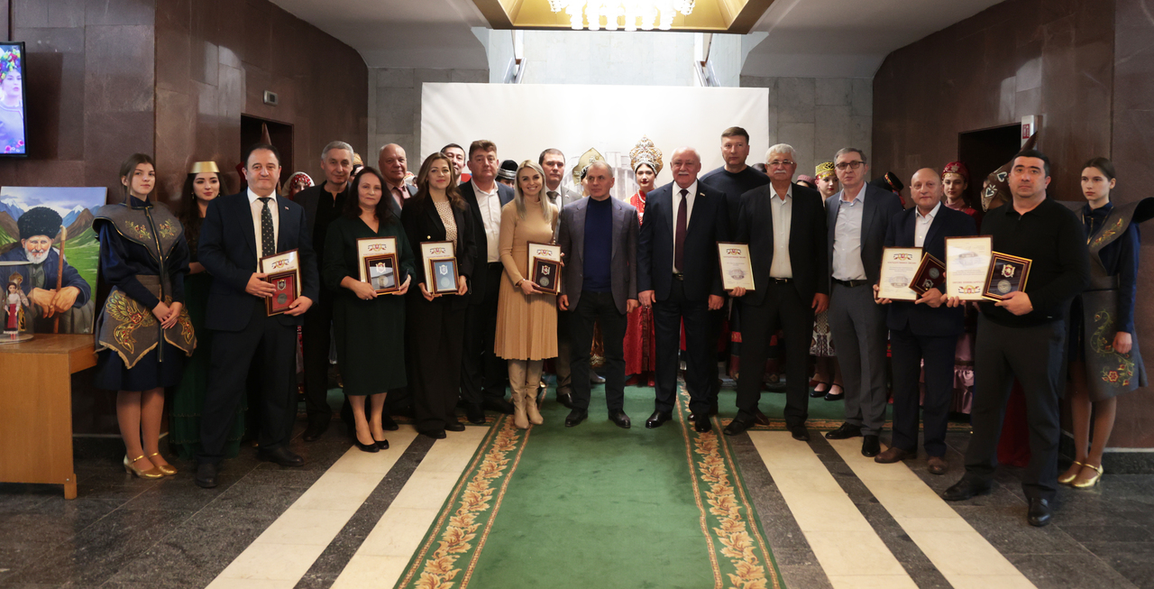 У кримському парламенті презентували виставку "Народи Криму: традиції та сучасність"
