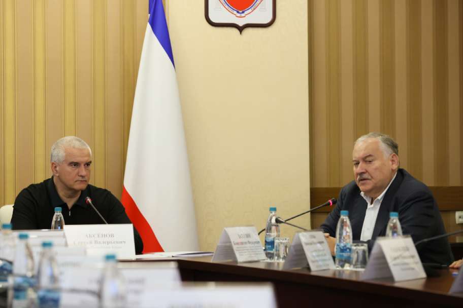 Сергей Аксёнов и Константин Затулин провели совещание по вопросам беженцев