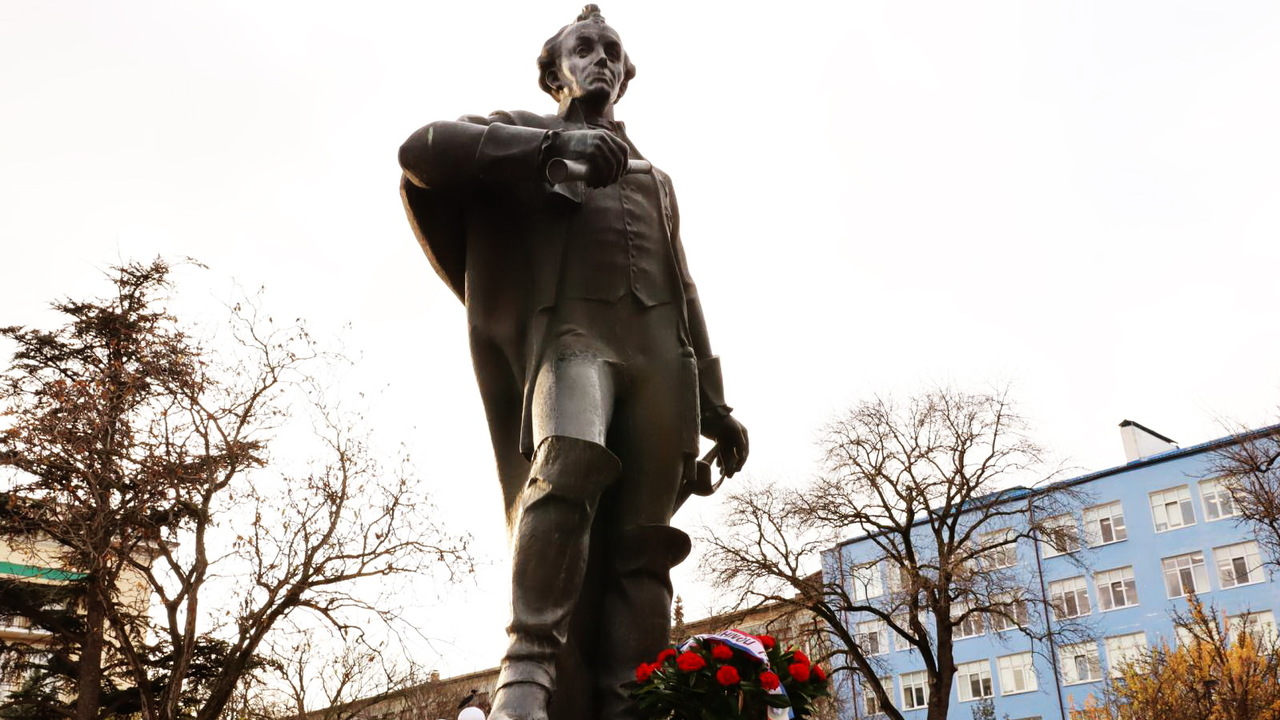 «Асамблея слов'янських народів Криму» поклала квіти до пам'ятника полководця Суворова