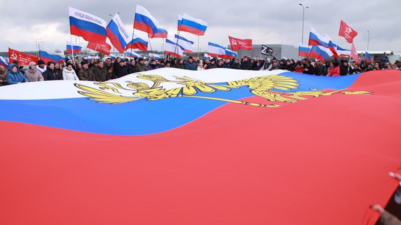 У Криму організували масштабний автопробіг на підтримку президента і армії