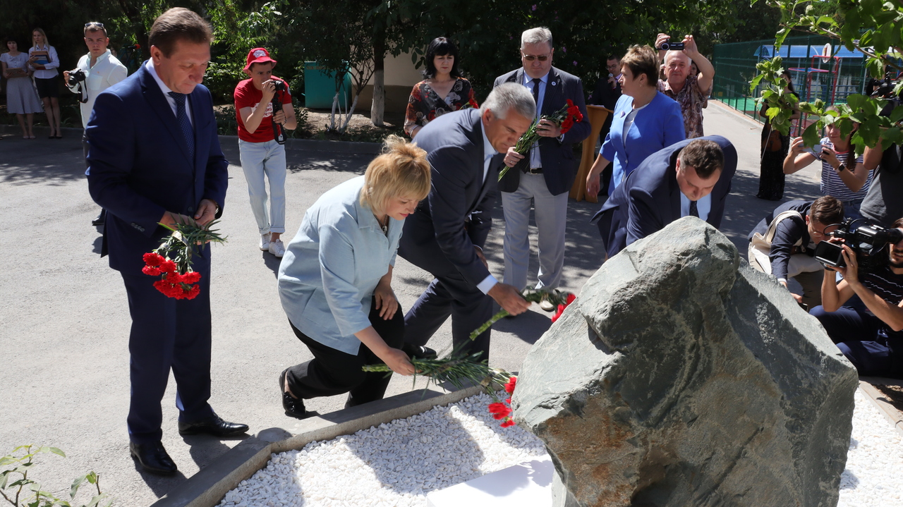 В Симферополе открыли памятный знак убитым нацистами детям в Ейске