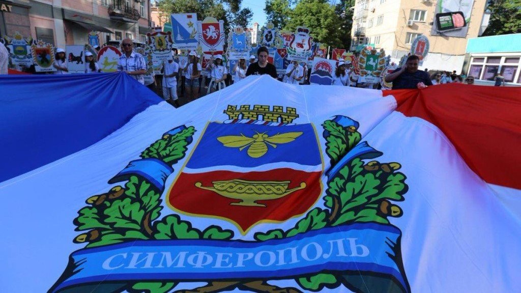 «И флаг вам в руки»: Симферополь отмечает День пчел