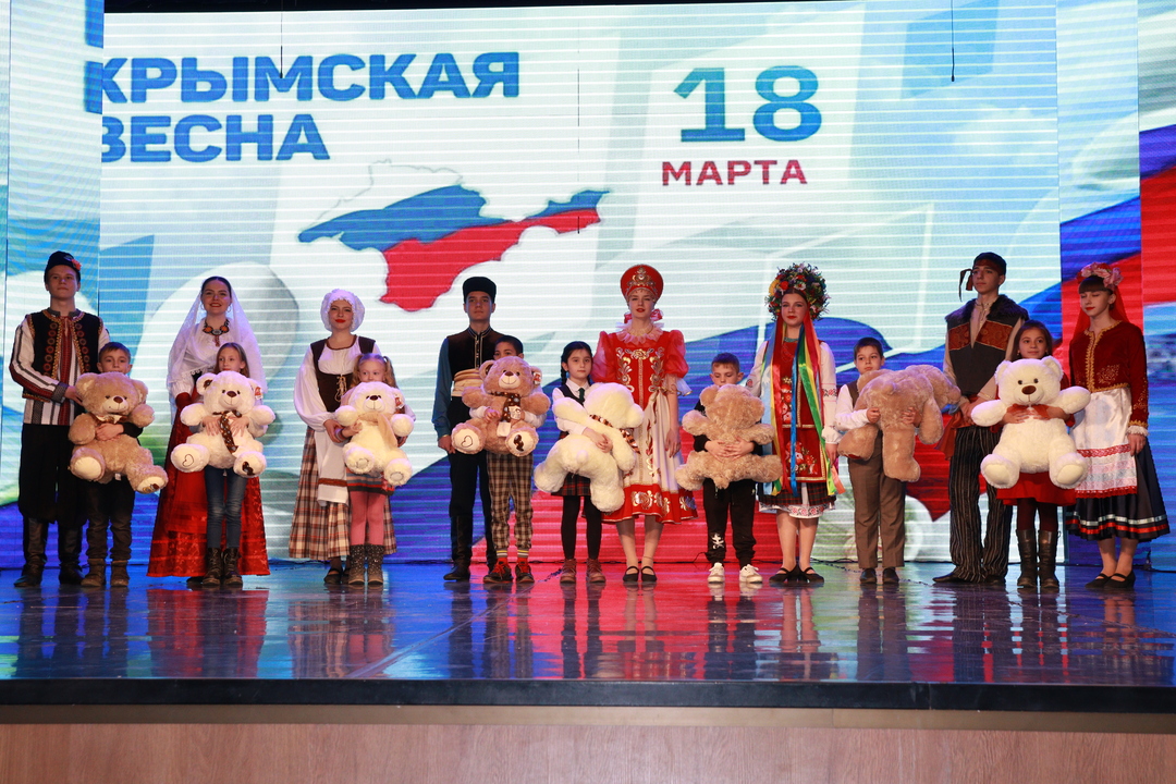 В Симферополе отмечают годовщину Крымской весны