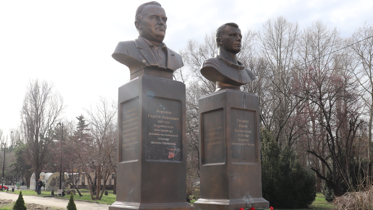 В Симферополе почтили память Юрия Гагарина