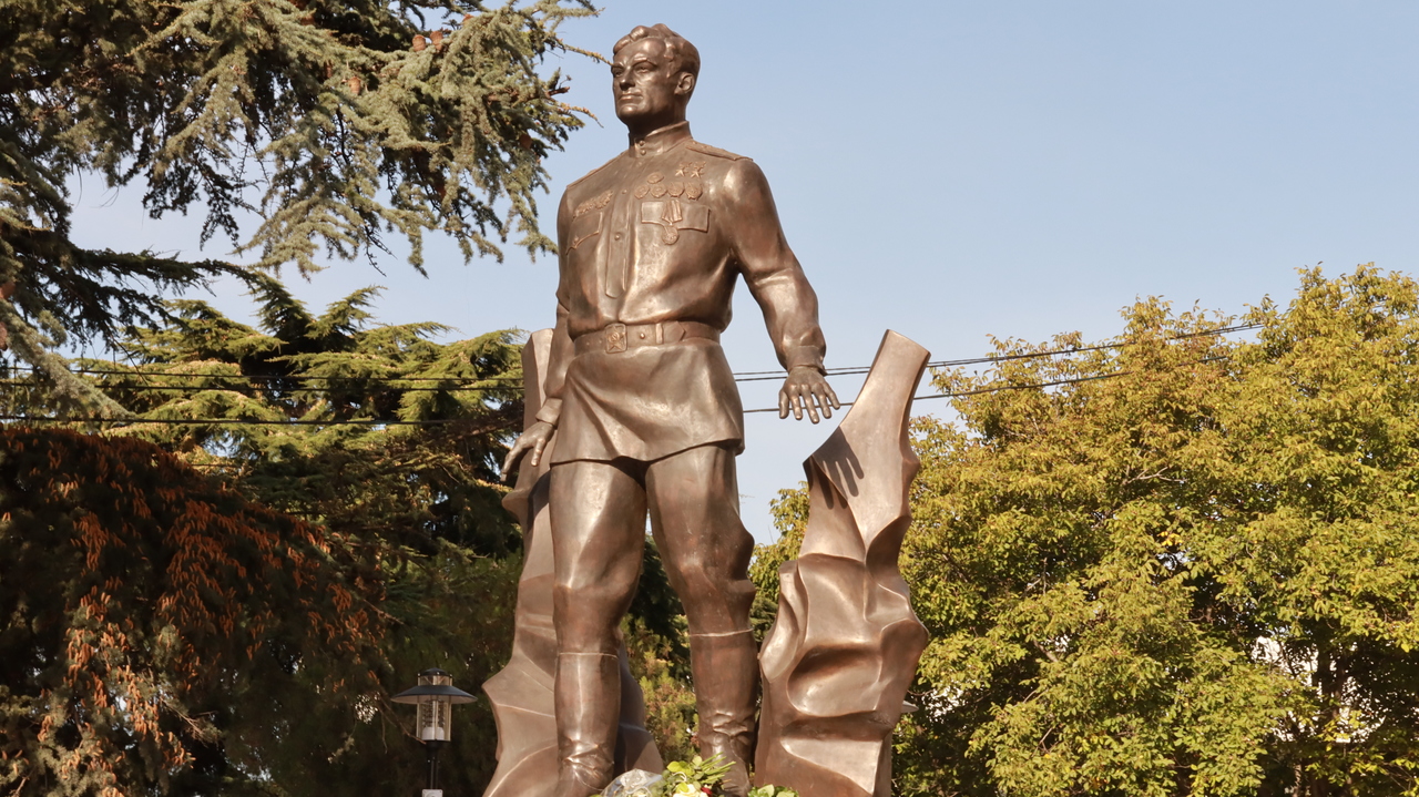 В Симферополе открыли памятник Герою Советского Союза Амет-Хану Султану